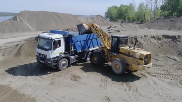 Serbia Belgrado Julio 2021 Excavadora Llena Tierra Camión Volquete Escena — Vídeo de stock