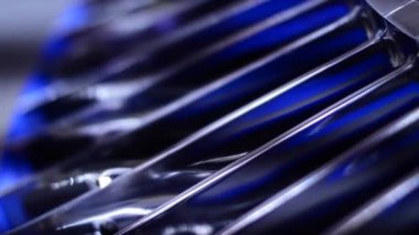 Modern fabrikanın makine parçası, otomatik mekanizma. Hareket. Metal makinesinin endüstriyel arka planı