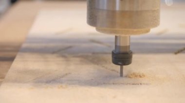 Ahşap ve metal sondajı. Medya. Fabrikada malzemeleri hızlı bir şekilde testereyle kesen yeni demir ekipmanlar. Yüksek kalite 4k görüntü