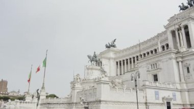Bulutlu bir arka planda nefes kesici Altare della Patria binası. Başla. İtalya 'daki ulusal anıt, mimari ve sanat konsepti