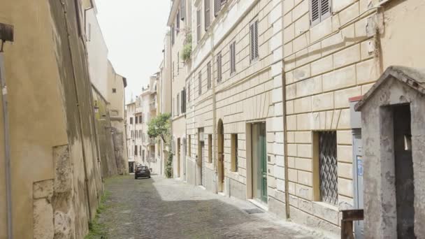 阳光灿烂的日子里 舒适狭窄的街道 意大利美丽的空荡荡的街道 — 图库视频影像