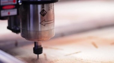 Üretim ve ahşap işçiliği kavramı. Hareket. Fabrikada bir CNC değirmen makinesiyle odun kesiyor.