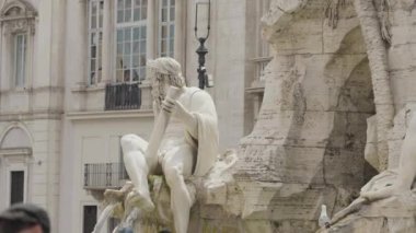 Güzel anıtlar. Aksiyon. Beyaz martıların uçtuğu ve turistleri etkileyen anıtları ve çeşmeleri olan antik mimari. Yüksek kalite 4k görüntü