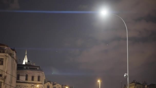 Nachtelijke Hemel Met Wolken Actie Een Stad Met Een Donkere — Stockvideo