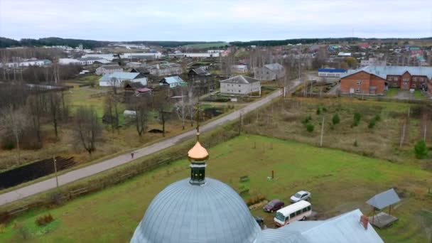 Flygfoto Över Traditionell Ortodox Kyrka Sommarby Klipp Flyg Ovanför Landsbygdsområde — Stockvideo