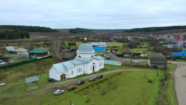 Flygfoto Över Traditionell Ortodox Kyrka Sommarby Klipp Flyg Ovanför Landsbygdsområde — Stockvideo