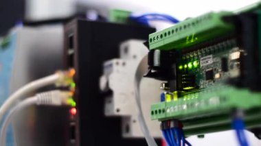 Çalışma mekanizmaları. Hareket. Güç kaynağına bağlı parlak kablolar ve farklı renklerde yanma. Yüksek kaliteli FullHD görüntüler