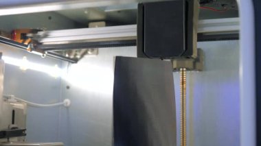 Kocaman bir 3D yazıcı. Medya. Her şeyi yeni teknolojilere göre yapan sayısal kontrollü bir makine. Yüksek kalite 4k görüntü