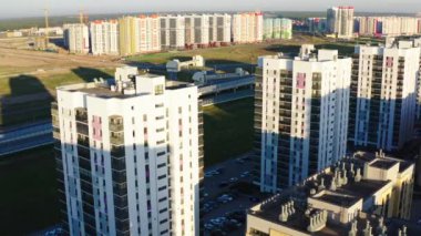 Yazın güzel renkli evleri olan modern bir bölge. Stok görüntüleri. Yolları ve park yeri olan şehir manzarası.