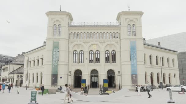 Italia Milán Julio 2022 Plaza Ciudad Con Edificio Teatro Acción — Vídeo de stock