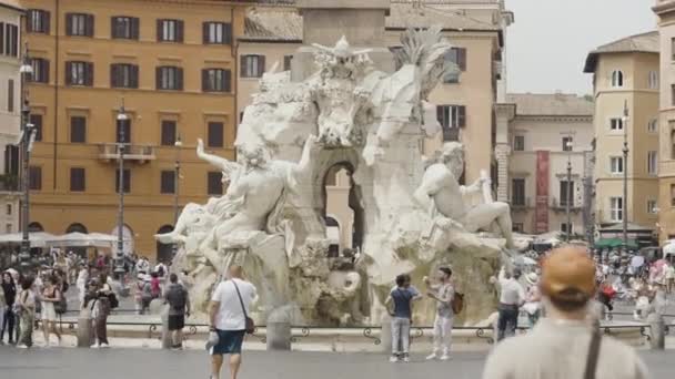 ローマ イタリア 2022年8月9日 巨大な彫刻と噴水を歩く観光客 アクション 建築のコンセプト 都市広場の記念碑 — ストック動画