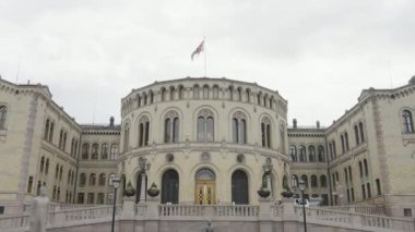 Norveç Parlamentosu binaları. Aksiyon. Eski beyaz taş bina, Fırtına Anıtı. Yüksek kalite 4k görüntü