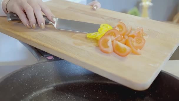 Matlagningsprocessen Kvinnlig Hand Med Vacker Manikyr Börjar Steka Grönsaker Tomater — Stockvideo