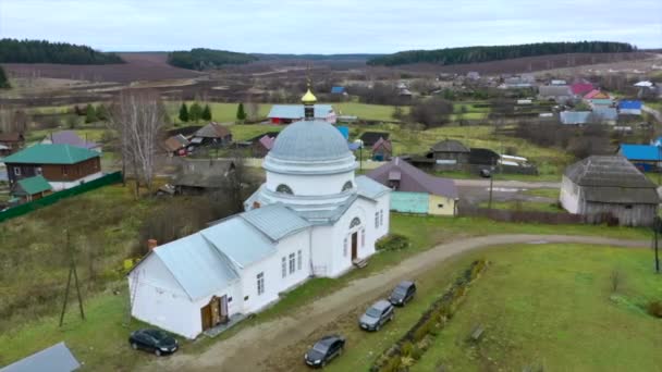 Ein Kleiner Weißer Tempel Der Blick Aus Der Drohne Klip — Stockvideo
