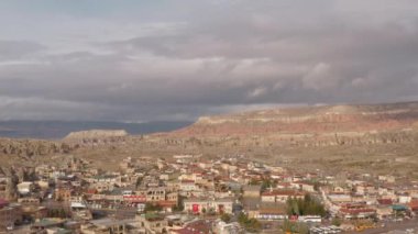 Türkiye 'deki antik bölge Kapadokya' nın havadan görüşü. Başla. Bulutlu arka planda güzel bir şehir, turizm ve seyahat kavramı