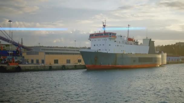 配备系泊船舶和驳船的河港 集装箱运输概念 大船靠岸 — 图库视频影像