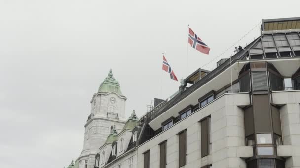 Χαμηλή Γωνία Άποψη Ενός Όμορφου Κτιρίου Κυματιστές Σημαίες Στην Οροφή — Αρχείο Βίντεο