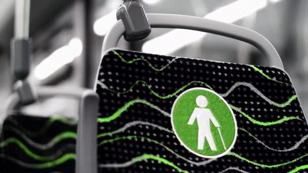 公共交通機関で障害者のための座席 ムーブメント 高齢者および障害者のための公共交通機関の座席のバッジ 障害者のための特別な場所 — ストック動画