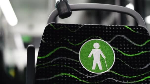 公共交通機関で障害者のための座席 ムーブメント 高齢者および障害者のための公共交通機関の座席のバッジ 障害者のための特別な場所 — ストック動画