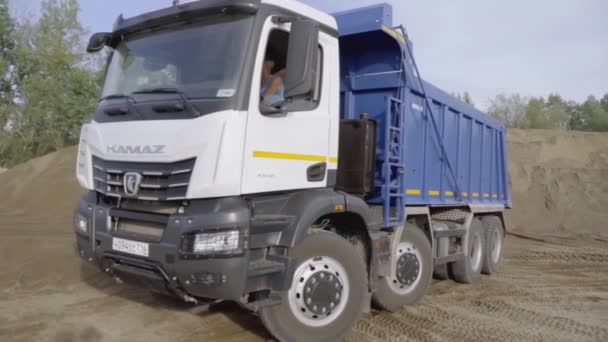 セルビア ベオグラード 2021年7月30日 掘削機付きトラックのトップビュー シーンか 掘削機とダンプトラックを備えたクリーンな建設現場 掘削機は場所からのダンプ トラックに砂か地球を荷を積みます — ストック動画