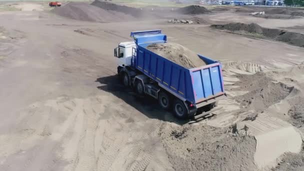 Vue Dessus Camion Benne Déchargeant Sable Scène Dump Truck Décharge — Video