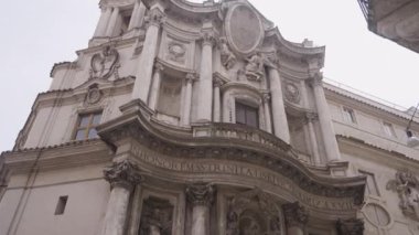  Avrupa 'nın güzel mimarisi. Aksiyon. İnsanların ve ailelerin yazın ve mavi gökyüzünde yürüdüğü turistik yerler. Yüksek kalite 4k görüntü