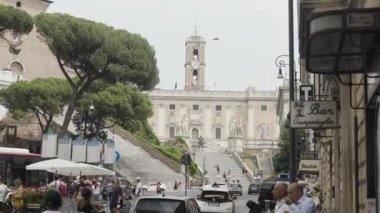  Avrupa 'nın güzel mimarisi. Aksiyon. İnsanların ve ailelerin yazın ve mavi gökyüzünde yürüdüğü turistik yerler. Yüksek kalite 4k görüntü