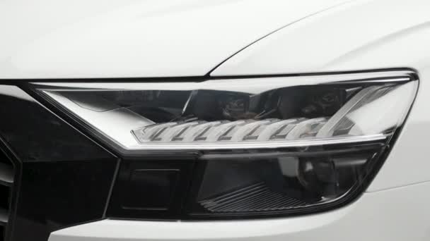Jasne Jasne Światło Działanie Biały Obcy Samochód Opalizującym Dużym Reflektorem — Wideo stockowe