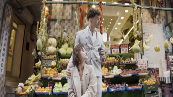 Gelukkige Pasgetrouwden Markt Actie Mooi Stel Pasgetrouwden Fruitwinkel Pasgetrouwden Ontspannen — Stockvideo