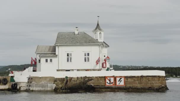 Saaren Valkoinen Laituri Toiminta Valkoinen Talo Johon Norjan Lipun Alla — kuvapankkivideo