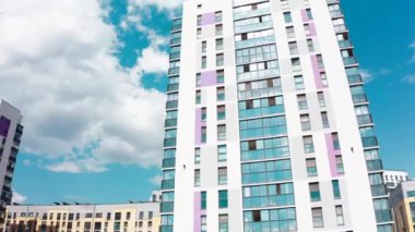 Modern bölgenin en şık mimarisinin en iyi görüntüsü. Stok görüntüleri. Yeni konut binalarının modern mimarisi. Çok katlı yeni evleri olan iyi korunan bir yerleşim yeri.. 