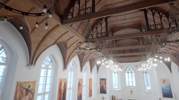 Όμορφο Εσωτερικό Της Εκκλησίας Λευκούς Τοίχους Και Ξύλινη Οροφή Πάμε — Αρχείο Βίντεο