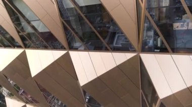 Ofis pencereleri ve gökdelendeki hava manzarası. Stok görüntüleri. Birçok şirket ofisine sahip bina kira ve ticari kullanım için emlak