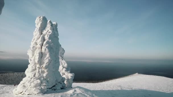 从鸟瞰的角度来看冬季的山景 下面是雪山下的大山 冰天雪地 绿树成荫 高质量的4K镜头 — 图库视频影像