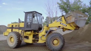 Finlandiya, Helsinki - 22 Ağustos 2022: Sahne. Traktör ve kamyonlar kullanılarak kıyıda ilerleme kaydedildi. Yüksek kaliteli FullHD görüntüler