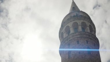 Türkiye, İstanbul - 20 Temmuz 2022: Eski kentin üzerindeki güzel eski kuleler. Başla. Galata Kulesi mavi gökyüzü ve güneşin arka planında yükselir. Galata Kulesi İstanbul 'un sembolü
