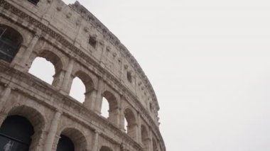 İtalya, Roma - 29 Temmuz 2022: Roma 'nın Colosseum mimarisinin alt görüntüsü. Başla. Gökyüzünde Colosseum 'un bir parçası. Roma 'da ünlü ve tanınabilir Colosseum' un güzel mimarisi.