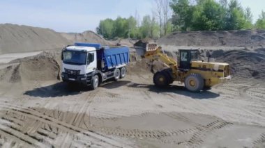 Finlandiya, Helsinki - 22 Ağustos 2022: Sahne. Traktör ve kamyonlar kullanılarak kıyıda ilerleme kaydedildi. Yüksek kaliteli FullHD görüntüler