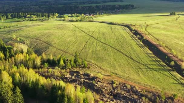 Lanskap Pedesaan Dengan Desa Kecil Ladang Hijau Dan Pohon Pohon — Stok Video