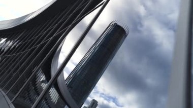 Büyük cam gibi ofisler. Stok görüntüleri. Mavi gökyüzü ve uzun bir yolu olan şehir merkezindeki en yüksek binalar. Yüksek kalite 4k görüntü