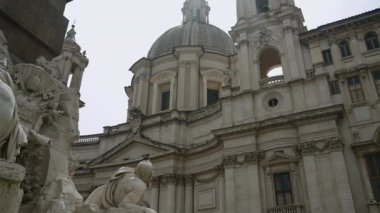 İtalyan anıtı, Roma - 27 Ağustos 2022: Aksiyon. Agone 'daki SantAgnese beyaz gökyüzü ile süslenmiş heykellerle beyaz taştan yapılmıştır. Yüksek kalite 4k görüntü