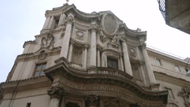 İtalyan anıtı, Roma - 27 Ağustos 2022: Aksiyon. Agone 'daki SantAgnese beyaz gökyüzü ile süslenmiş heykellerle beyaz taştan yapılmıştır. Yüksek kalite 4k görüntü