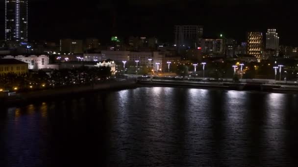 Cidade Noturna Perto Rio Filmagem Estoque Uma Metrópole Com Escritórios — Vídeo de Stock