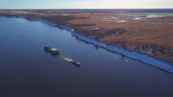 Mavnaların Nehrin Yukarısına Nakledildiği Hava Manzarası Şarjör Nehrin Üzerinde Bir — Stok video