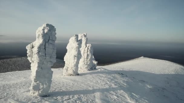 コマイ共和国のマンプラトーの巨人の空中冬の眺め クリップ 雪に覆われた地質のモニュメント — ストック動画