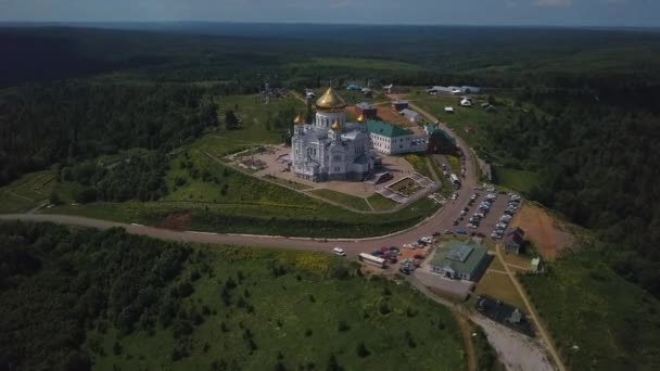 Widok Lotu Ptaka Biały Kościół Złotymi Kopułami Klip Zielona Dolina — Wideo stockowe