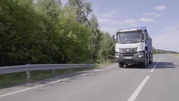 Serbia Belgrado Julio 2021 Camión Está Conduciendo Por Carretera Día — Vídeos de Stock