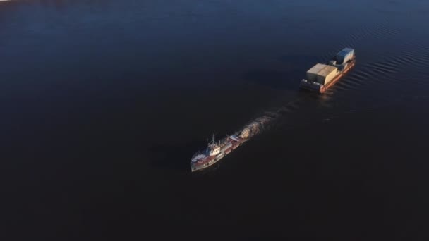 Vista Aérea Barcaça Transportando Mercadorias Rio Acima Clipe Voando Acima — Vídeo de Stock