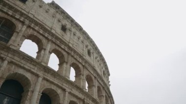 İtalya, Roma 'daki Colosseum' un alt manzarası. Başla. Antik Roma mimarisi, turistik eğlence konsepti 