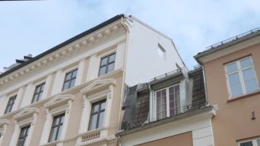 Kocaman güzel bir otel. Eylem. Büyük pencereli, beyaz süslemeli ve arkasında mavi gökyüzü olan bir saray gibi büyük bir bina. Yüksek kalite 4k görüntü